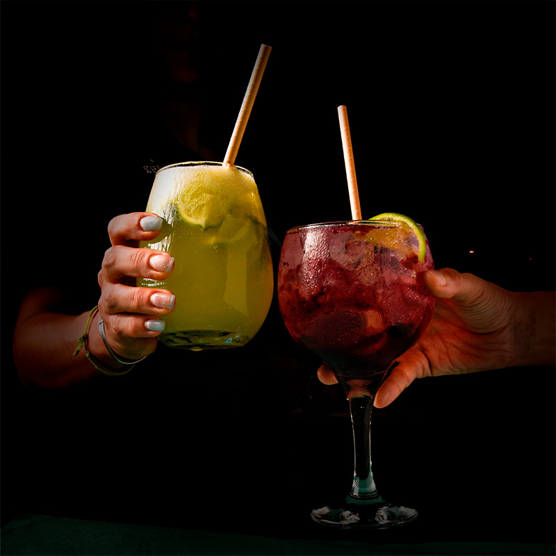 Brindis con copas, fotografía de ambiente para El Chaltén